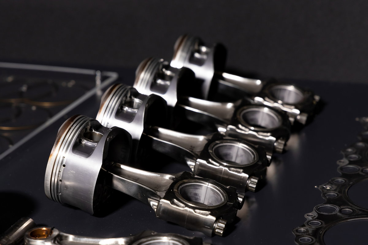 Honda RA100E pistons